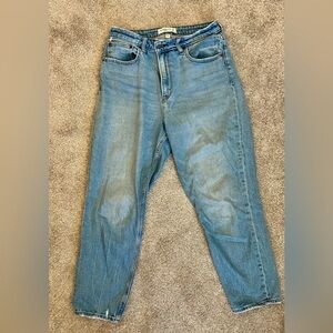 Abercrombie & Fitch Women’s Mom Curvy Light Wash Blue Jeans